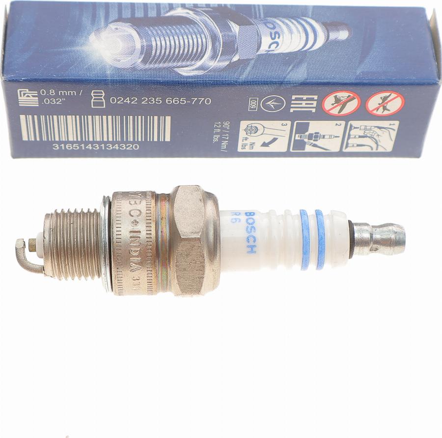 BOSCH 0 242 235 665 - Свеча зажигания parts5.com