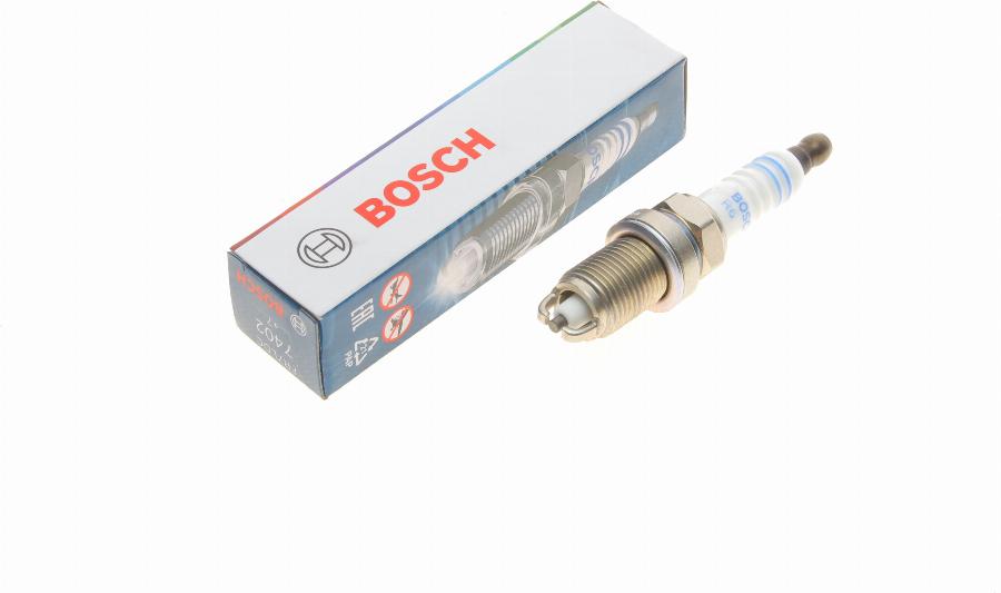 BOSCH 0 242 235 668 - Свеча зажигания parts5.com